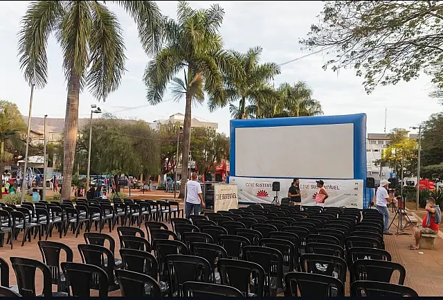 Programação cultural ao ar livre reúne moradores em espaço público