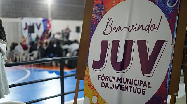 Jovens participam de fórum para discutir desafios da cidade